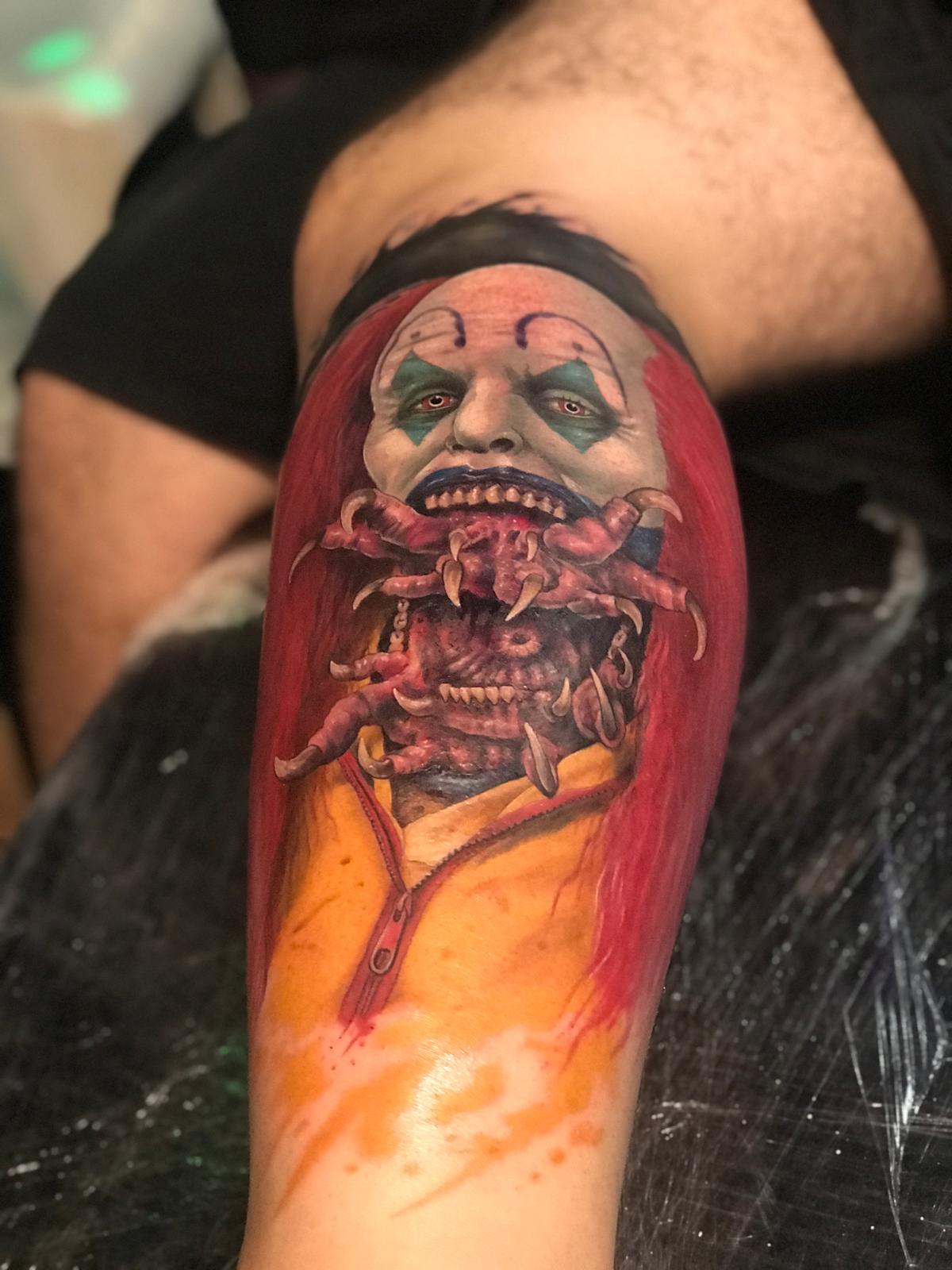 Portrait de clown aux cheveux rouges associé à une créature, tatouage en couleur par Kako Tattoo