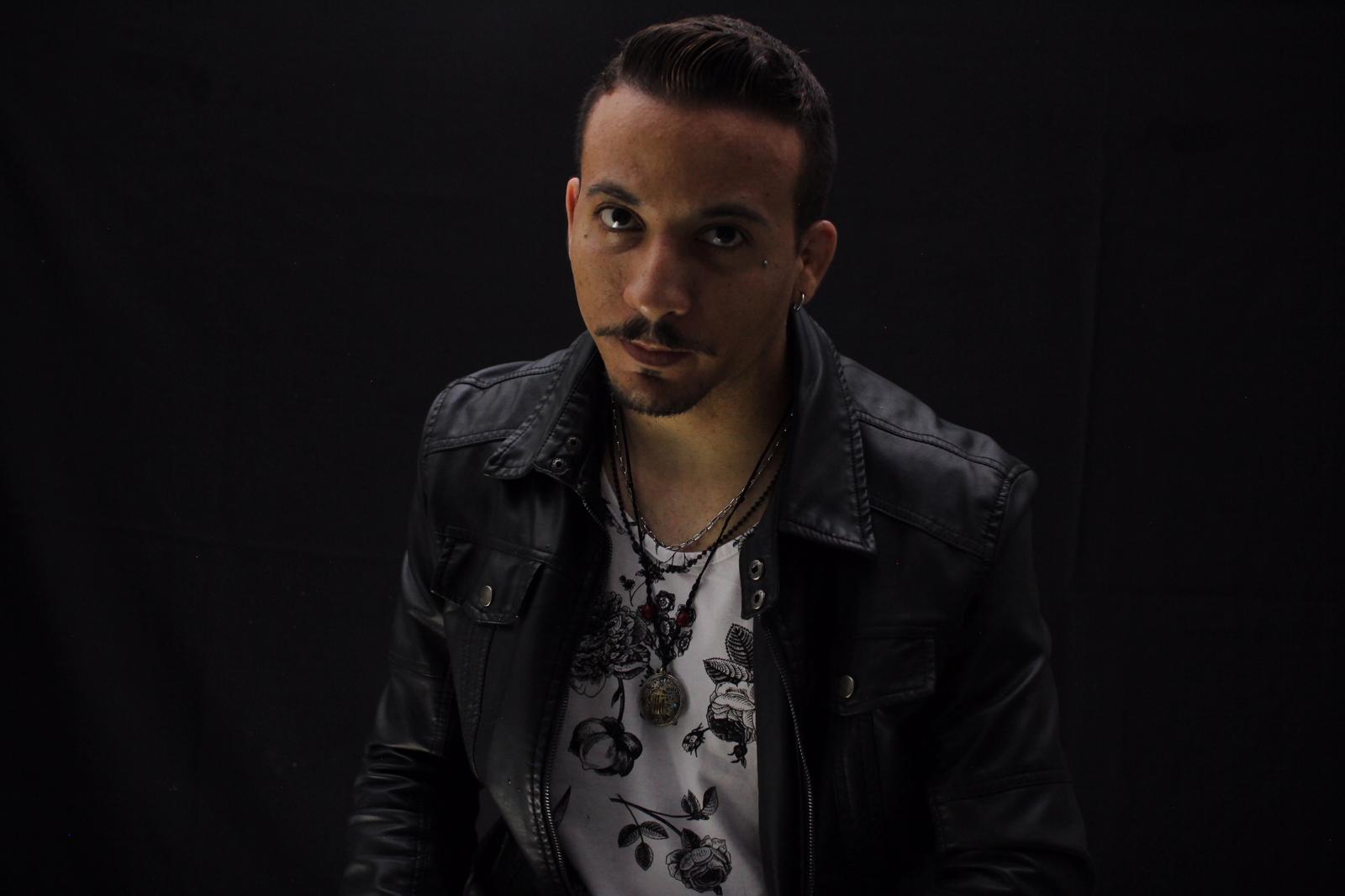 Portrait de Rafael Amaro, connu sous le nom de Kako Tattoo, sur fond sombre