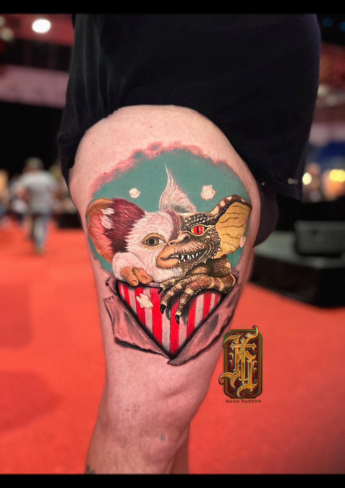 Deux personnages dans un seau de pop-corn, tatouage en couleur par Kako Tattoo