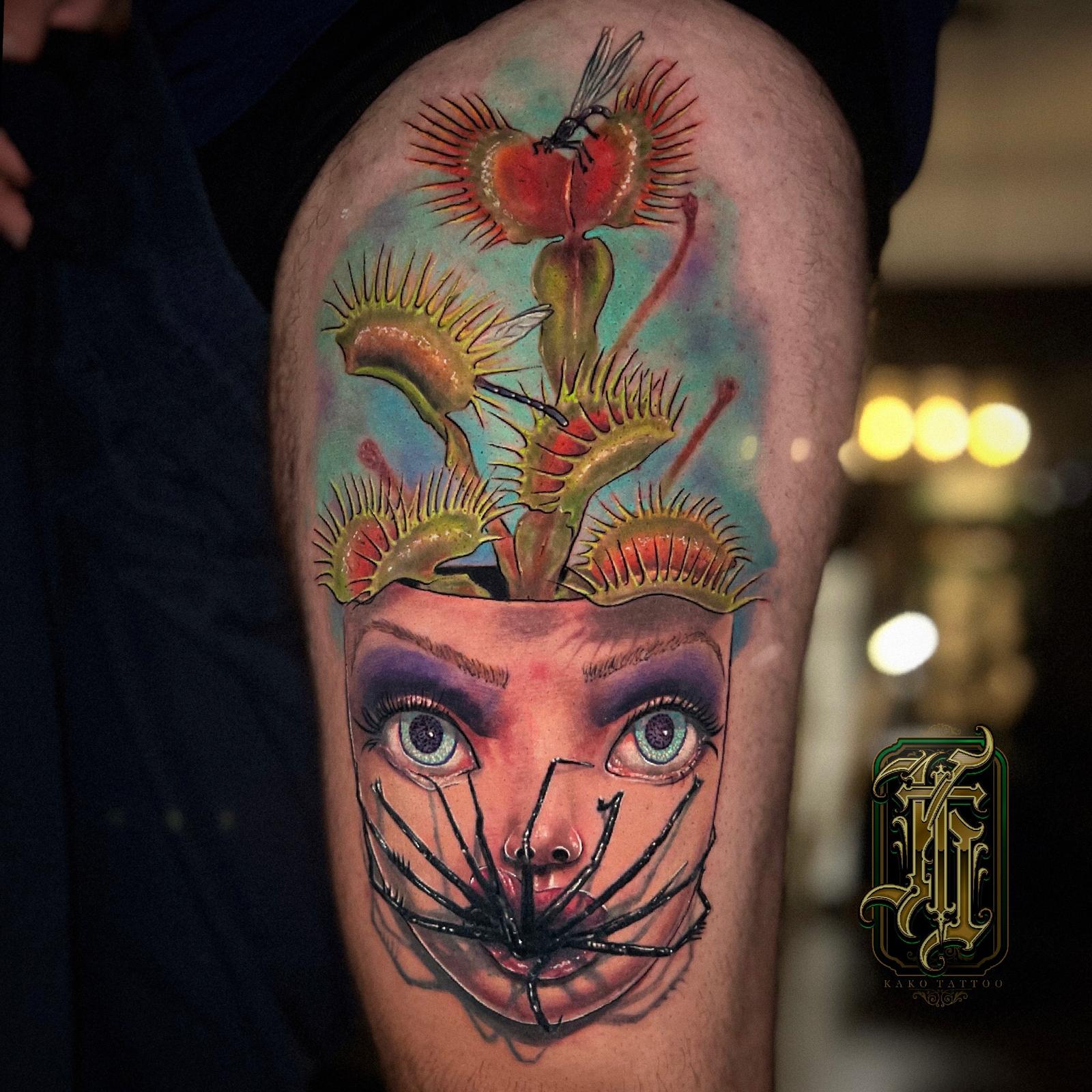Portrait fantastique en couleur associant un visage, des plantes carnivores et une araignée, par Kako Tattoo